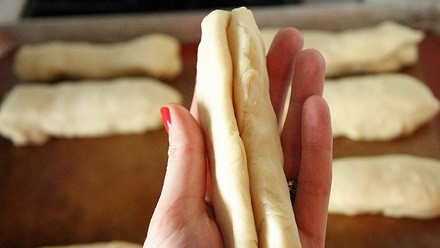 1. Этап. Булочка для хот-дога: 6. С помощью острого ножа сделайте продольный надрез на каждой булочке.