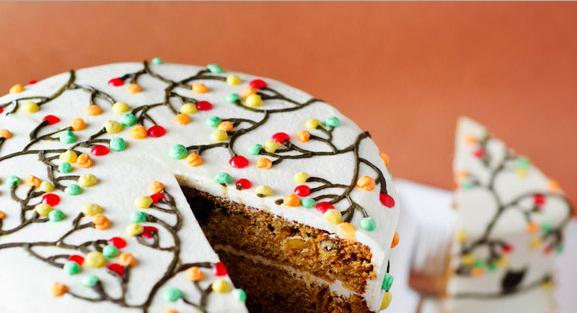 1. Этап. Вкусный торт с орехами: 4. Пусть день постоит в холодильнике и пропитается, а затем наносим красивые узоры, и тортик можно подавать!