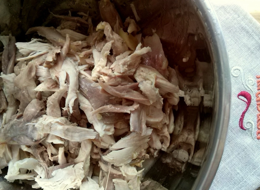 1. Этап. Сациви из курицы простой: Отварите курицу до готовности и остудите. Куриное мясо снимите с костей и порежьте на маленькие кусочки.