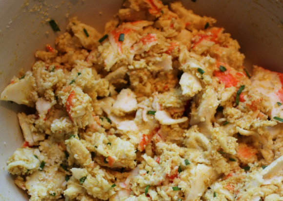 1. Этап. Котлеты из крабовых палочек: 3. Смешиваем в глубокой миске все ингредиенты, включая чуть меньше, чем полстакана сухарей. Т.е. перемешиваем крабовые палочки, майонез, карри, горчицу, измельченный зеленый лук, соль, перец, вбиваем яйцо. Оставшиеся сухари нам нужны для панировки.