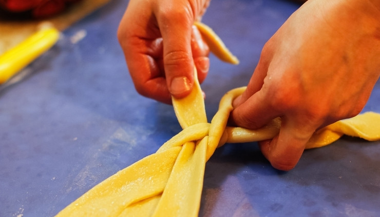 1. Этап. Тутманик: К оставшемуся кусочку теста добавляем еще немного муки, раскатываем его и делаем из него косичку - это будет наше украшение.