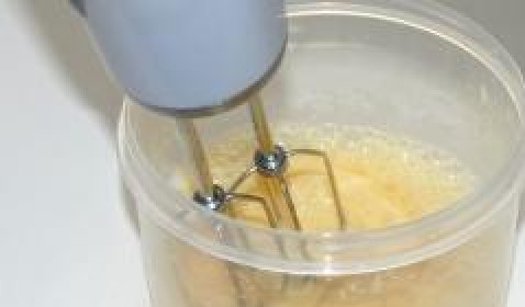 1. Этап. Сконы со сливочным кремом: В отдельной миске взбить миксером 2 яйца и 2 ст. ложки молока.