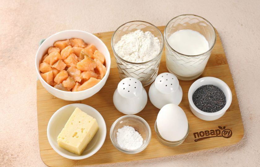 1. Этап. Заливной пирог с красной рыбой: Подготовьте все ингредиенты. Для приготовления можете взять любую понравившуюся рыбу, у меня сегодня сёмга. Нарежьте рыбу удобными кусочками средних размеров.