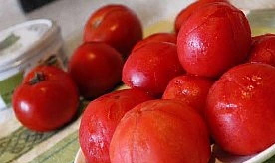 1. Этап. Томатный суп с сыром: Промываем хорошенько томаты, делаем на каждом надрез в виде крестика, обдаем помидоры крутым кипятком. Это нужно для того, чтобы затем без труда снять с них шкурку.