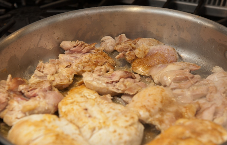 1. Этап. Куриное филе в чесночном соусе: Как только филе подрумянится, переверните его и снова приправите тмином.