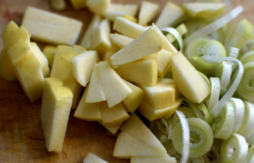 1. Этап. Пикантная индейка с ароматный кускусом: Нарежьте яблоки некрупными кусочками, а лук-порей – кольцами.