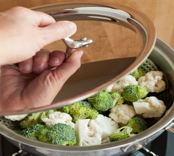 1. Этап. Овощи на пару: Накройте кастрюлю крышкой и уменьшите огонь до среднего.