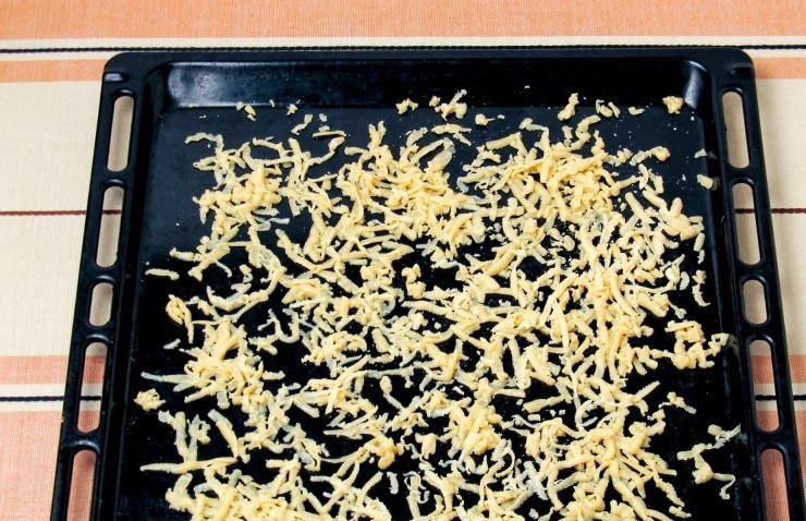 1. Этап. Торт Муравейник классический: После этого разогрейте духовку до 180 градусов. Каждый кусок теста натирайте на горячий противень на крупной тёрке.