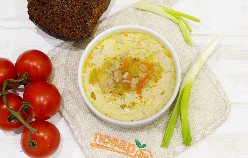 1. Этап. Кислые щи с перловкой: 12. Подавайте щи со сметаной.