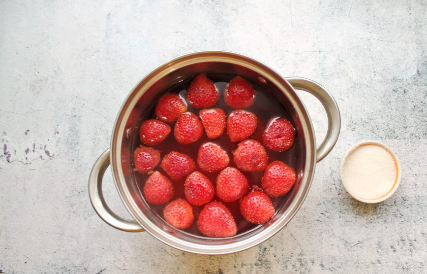 1. Этап. Компот из клубники Виктория: Налейте к ягодам воду и доведите до кипения на среднем огне. Всыпьте в компот сахар, доведите до кипения и снимите с огня. Закройте кастрюлю крышкой и дайте настояться компоту до остывания.