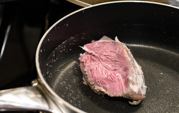 1. Этап. Столичный салат: 1. Мясо вымойте и сварите до готовности в подсоленной воде.