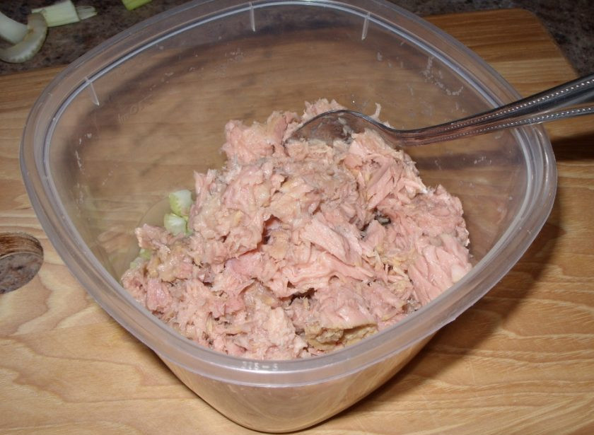 1. Этап. Салат-закуска с селедкой: 2. Откройте банку консервированного тунца и разомните его вилкой, выложите в миску к сельдерею.