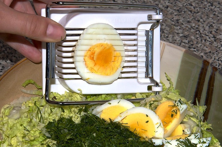 1. Этап. Салат с пекинской капустой и яйцами: 3. Потрите яйца на терке. Добавьте майонез и перемешайте салат. Соль и перец можете добавить по вкусу.