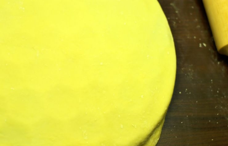 1. Этап. Домашние пельмени: Берем часть теста и раскатываем круглый блин. Тесто должно быть достаточно тонким, но ни в коем случае не дырявым. Блин из теста вкладываем на форму.