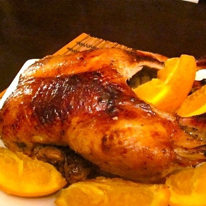 1. Этап. Утка, запеченная с апельсинами: Готовую утку достаем из духовки, находившиеся внутри сельдерей и апельсин выбрасываем, поливаем утку сверху приготовленной нами горячей глазурью - и все, блюдо готово!