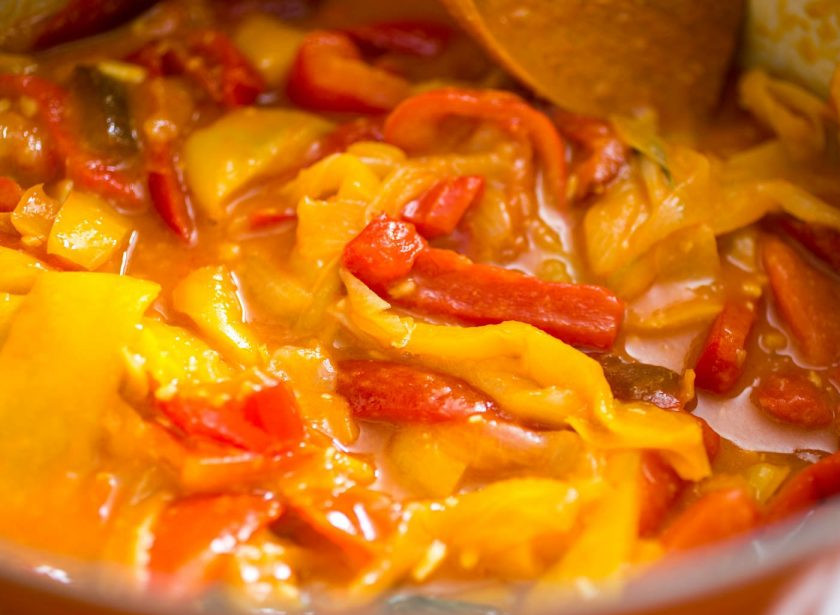 1. Этап. Пепероната по-сицилийски: 9. Варите перцы, помешивая, около 1 часа. Смешайте оставшееся оливковое масло, соль и уксус, влейте в кастрюлю. Удалите зелень и сразу подавайте блюдо или оставьте его для остывания.