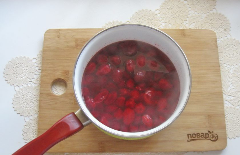 1. Этап. Ликер из кизила: Варите кизил под крышкой 25-30 минут на небольшом огне.