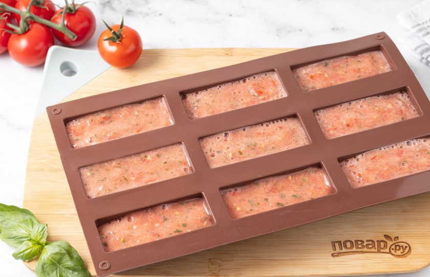 1. Этап. Пюре из помидоров замороженное: Разлейте получившееся пюре в силиконовые формы подходящего размера. Уберите в морозилку на 5-6 часов.