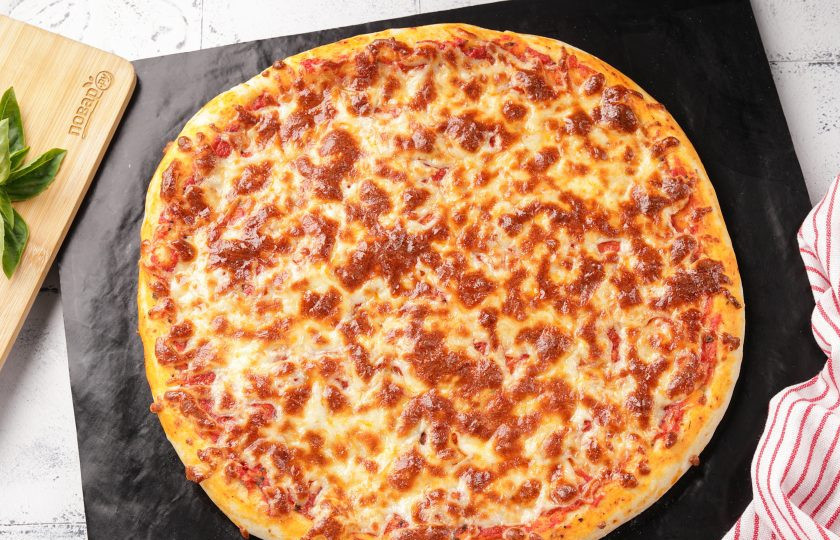 1. Этап. Пицца Нью-йорк: Выпекайте пиццу Нью-Йорк в тщательно разогретой до 250 градусов духовке от 7 до 10 минут, пока сыр не расплавится, а корочка не станет воздушной и золотистой.