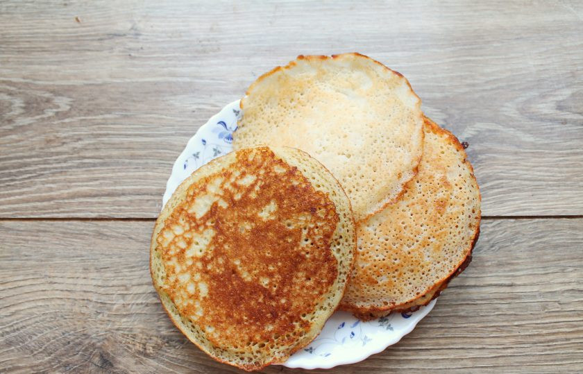 1. Этап. Блинный торт с йогуртовым кремом: Сделайте однородное блинное тесто из молока, яйца, соли, сахара, разрыхлителя и муки. Испеките на смазанной растительным маслом сковороде тонкие блинчики и остудите.