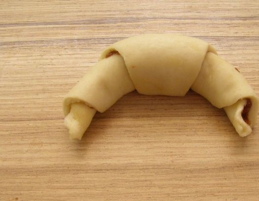 1. Этап. Печенье Рогалики с повидлом: 6. Заворачиваются рогалики от широкого края к узкому.