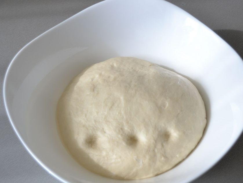 1. Этап. Булочки Римские чириолы: Готовность теста проверяйте нажатием пальца на него, если оставленная вмятина не выпрямляется, значит можно формовать булочки.