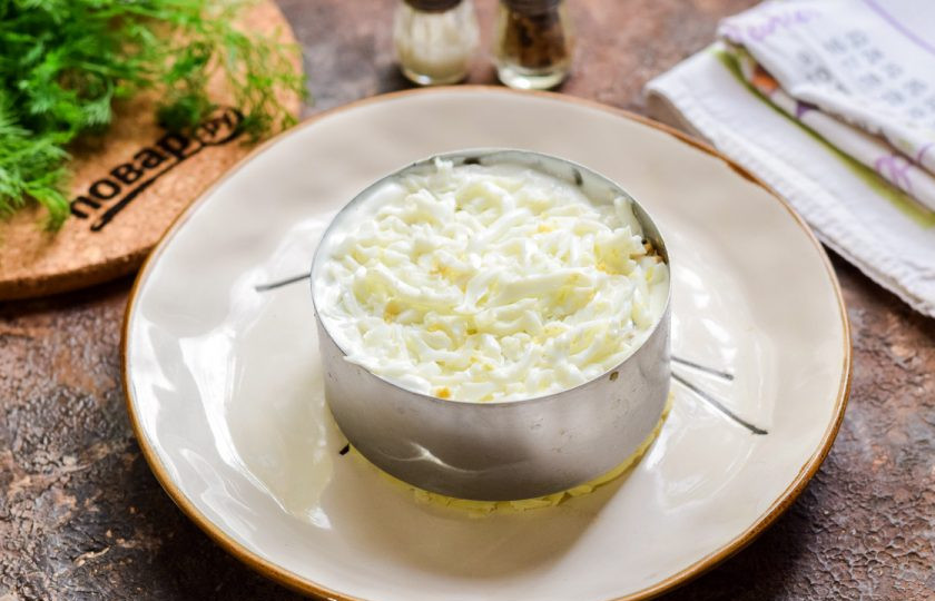 1. Этап. Салат Мимоза на Новый год Быка 2021: На мелкой терке натрите куриные белки и выложите следующим слоем.