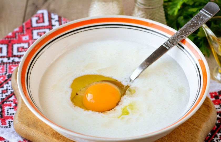 1. Этап. Оладьи-пиццы на молоке: Вбейте куриное яйцо и перемешайте тесто.