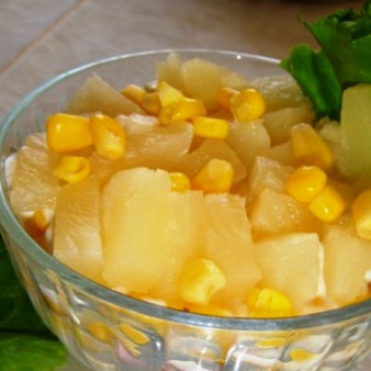 Салат с консервированными ананасами