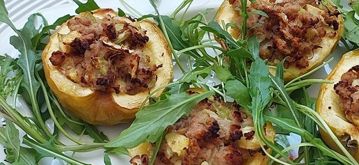 1. Этап. Запеченные яблоки с фаршем индейки: Подавать с зеленью. У меня рукола.