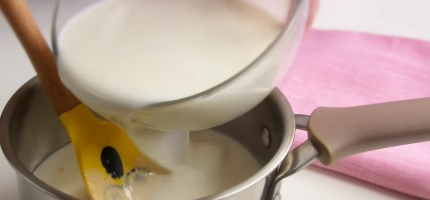 1. Этап. Домашнее мороженое из трех ингредиентов: 2. Постоянно помешивая, прогрейте смесь до того момента, когда на ее поверхности появятся пузырьки. Снимите смесь с огня и постепенно остудите при комнатной температуре.