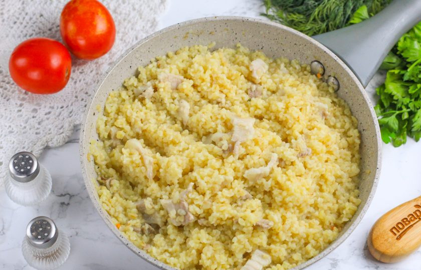 1. Этап. Булгур с беконом: Когда булгур впитает в себя всю жидкость — он полностью готов!