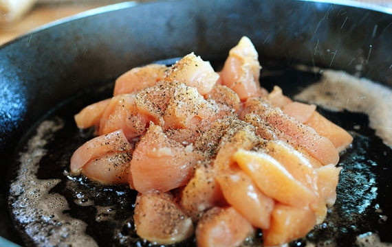 1. Этап. Паста Флорентина с курицей: 1. Нарежьте куриные грудки на кубики, приправьте их солью и перцем, обжарьте их в сливочном масле на сковороде до золотистой корочки.