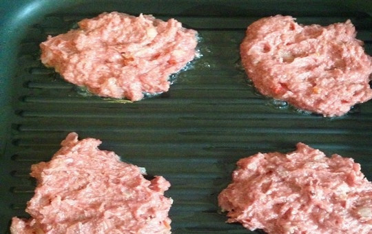 1. Этап. Котлеты из индейки с манкой: Нагрейте сковороду, влейте 2 ч. л. оливкового масла и столовой ложкой выложите котлеты (2-3 ст. л. на 1 котлету).