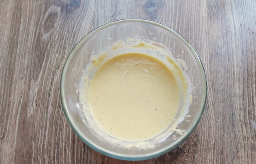 1. Этап. Сосиски в панировке с сыром: Перемешайте до однородного теста. По консистенции оно должно быть как густая сметана.