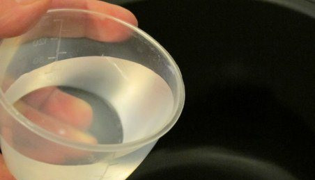 1. Этап. Диетическая курица в мультиварке: Вливаем в чашу мультиварки воду.