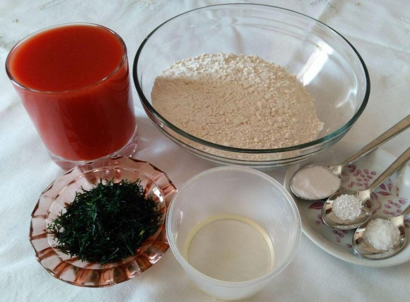 1. Этап. Закусочные томатные панкейки: Подготовьте всё необходимое для приготовления закусочных томатных панкейков. Зелень можно использовать как в свежем, так и в замороженном виде.