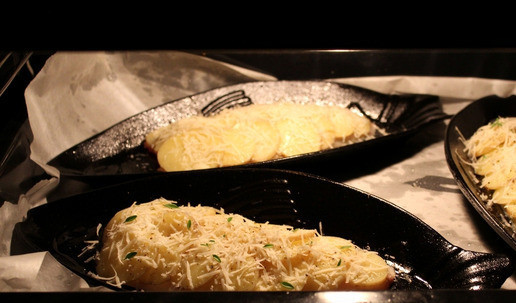 1. Этап. Филе сибаса под чешуёй из картофеля: В предварительно разогретом до 170 ℃ духовом шкафу запекать 10 минут.