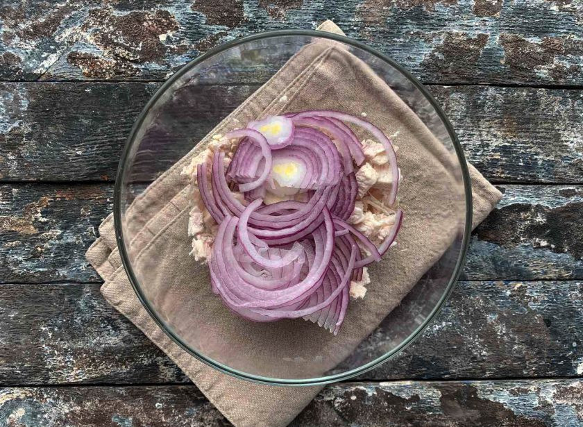 1. Этап. Салат из стручковой фасоли с мясом: К курице добавьте нарезанный полукольцами красный лук.