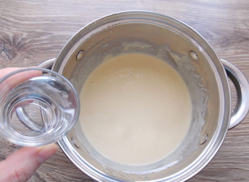 1. Этап. Хворост Ажурный: Влейте водку и снова перемешайте.