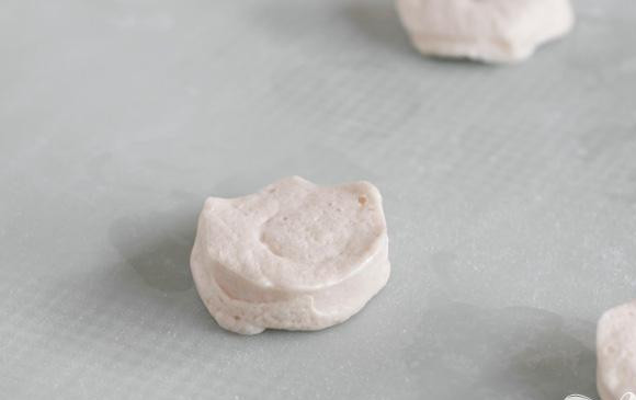 1. Этап. Булочки с корицей в глазури: 1. Разогреть духовку до 175 градусов. Выстелить противень пергаментной бумагой или силиконовым ковриком, отложить в сторону. Выложить охлажденное тесто на слегка посыпанную мукой поверхность.