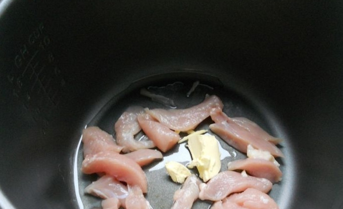 1. Этап. Суп с курицей в мультиварке: В чашу мультиварки наливаем растительное масло и добавляем сливочное. Филе нарезаем на небольшие кусочки и выкладываем в чашу, включаем режим 