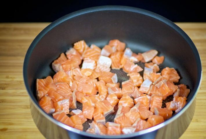 1. Этап. Фриттата с семгой и брокколи: 7. В форму для запекания выложите в один слой нарезанными кубиками семги. Сверху посыпьте луком, спаржей и укропом (слоями).