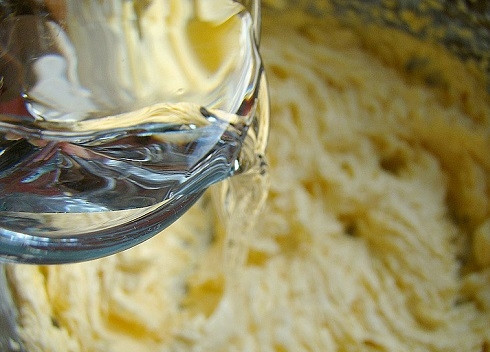 1. Этап. Лимонник пирог: Следом добавляем водку, взбиваем.