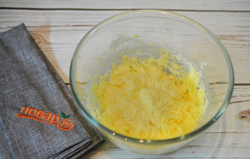 1. Этап. Печенье с грушами, фисташками и имбирем: 2. Взбейте добела.