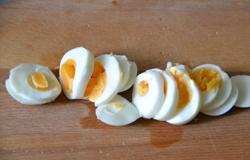 1. Этап. Скумбрия по-царски: Порежьте кружочками яйца. Для более фактурного разреза, лучше резать яйца половинками вдоль.