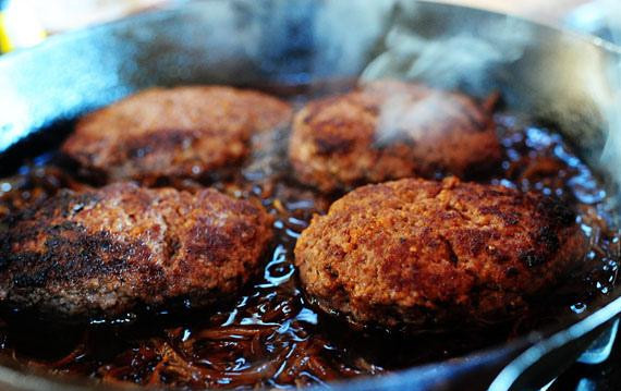 1. Этап. Говяжьи котлеты с луком: 7. Выложить котлеты в соус и готовить пару минут, пока они не нагреются. Подавать котлеты с картофельным пюре и зеленым горошком.