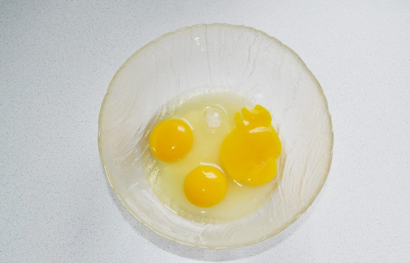 1. Этап. Шарлотка со сливами в мультиварке: Яйца соедините с сахаром и взбейте до пышности.