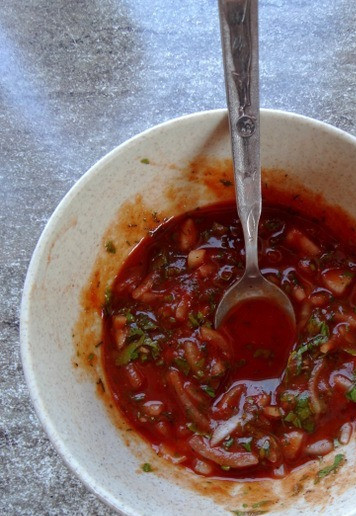 1. Этап. Пельмени-гриль с индейкой: Перемешать и добавить воду до нужной густоты. Если соус кислит, добавьте немного сахара.