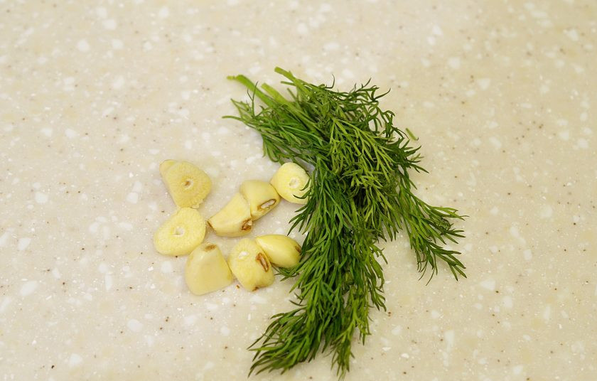 1. Этап. Настойка на чесноке и укропе: Чеснок крупно нарежьте, укроп помойте.